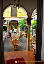 Restaurante La Cueva in the Barrio de Santa Cruz