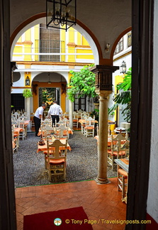 Restaurante La Cueva in the Barrio de Santa Cruz