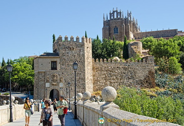 The Monasterio San Juan de los Reyes overlooking San Martin Bridge