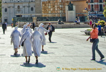 Nuns on Plaza del Pilar