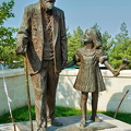 Statue of the oldest First World War Turkish veteran and his great-great-granddaughter