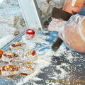 Cutting pieces of Turkish delight from a roll