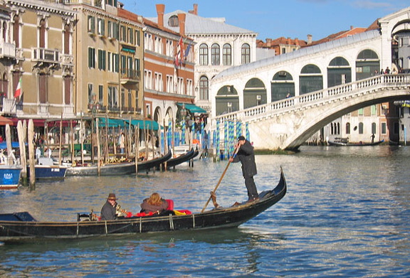 venice-gondola-rialto_588.jpg (1081 visits) venice-gondola-rialto_588.jpg