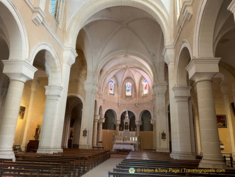 Plain interior of Bonnieux New Church