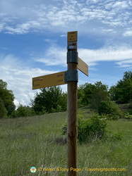Signpost 6.2 km to Gordes