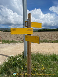 Signpost to Gordes and Roussillon