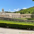 A pale looking Abbaye de Sénanque (1369 visite) Abbaye de Sénanque - Gordes - Hilltop Villages of Luberon - French Walking Holidays A pale looking Abbaye de Sénanque