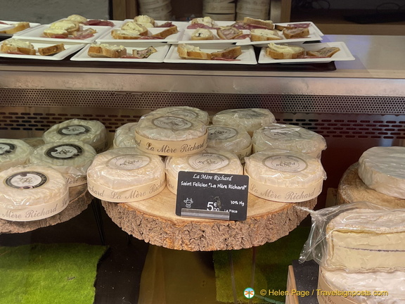 La Mère Richard cheese (904 visits) La Mère Richard is famous for its Saint Marcellin cheese. La Mère Richard cheese