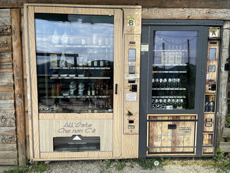 Food and drinks vending machine