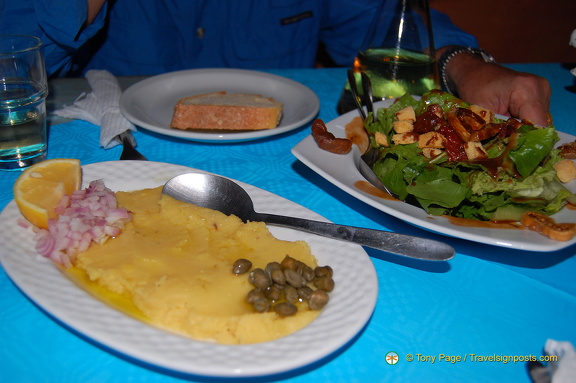 Polenta with onions and capers