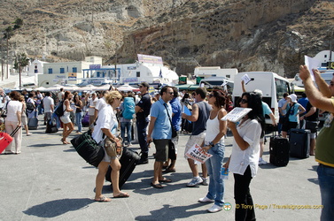 Hotels seeking clients at Santorini-Port 