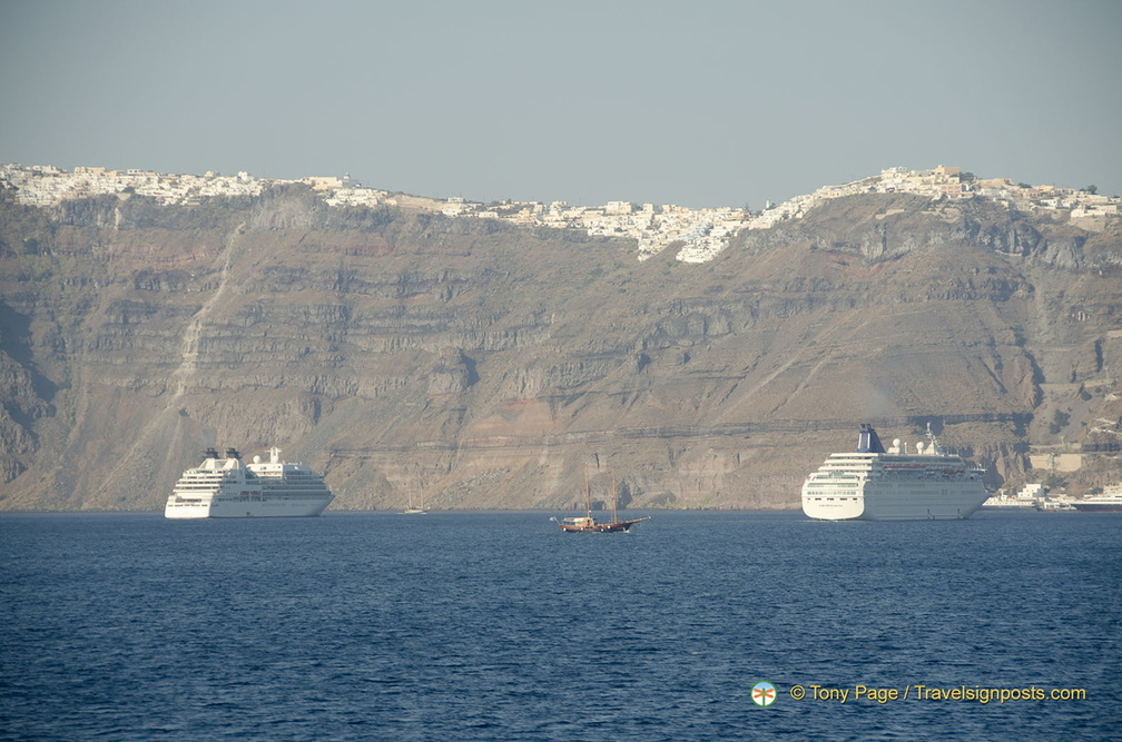 Santorini-Ferry AJP 6626-watermarked