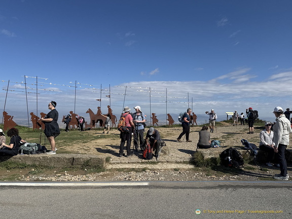 The crowd on Alto del Perdón