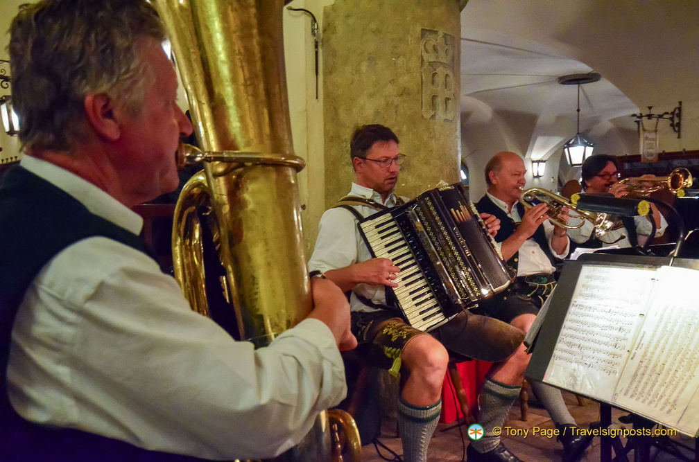 Hofbrauhaus 2025 8374 PS wm