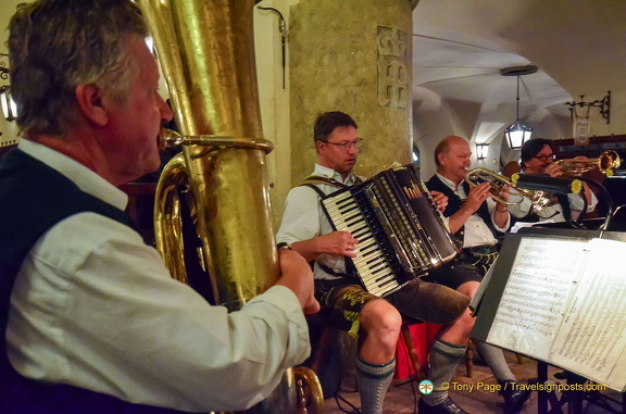 Hofbrauhaus 2025 8374 PS wm