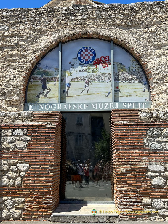 Split IMG 8253