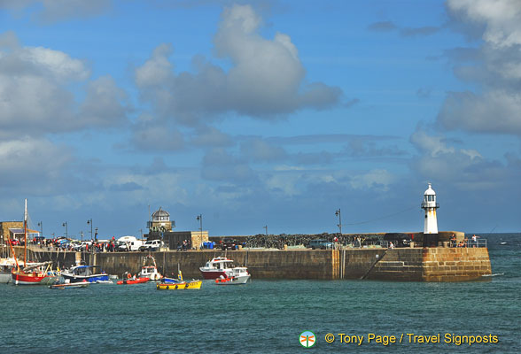 St-Ives-lighthouse_AJP_0807.jpg
