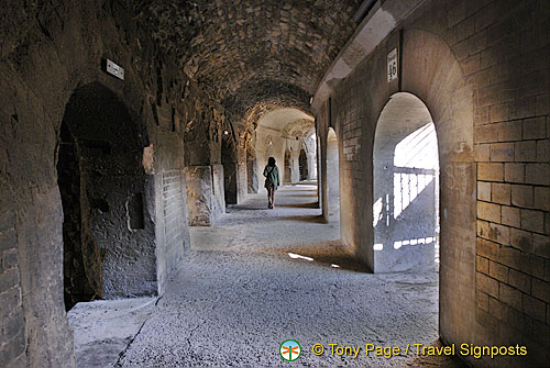 Roman-amphitheatre_France_Arles_0016.jpg