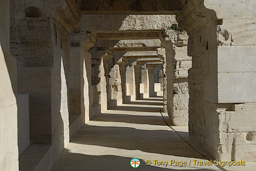 Roman-amphitheatre_France_Arles_0017.jpg