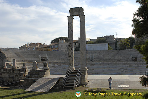 Roman-theatre_France_Arles_0004.jpg