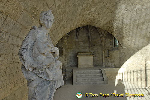 Pont-Avignon-Chapel_France_Avignon_0027.jpg