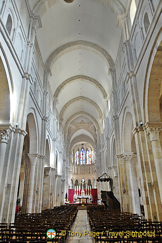 Collegiale-Notre-Dame-Basilica_France_BeauneGevry_0073.jpg