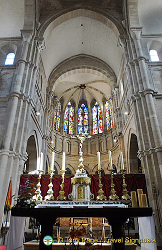 Collegiale-Notre-Dame-Basilica_France_BeauneGevry_0077.jpg