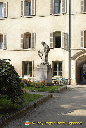 Statue-of-Nicolas-Rolin_France_BeauneGevry_0058.jpg