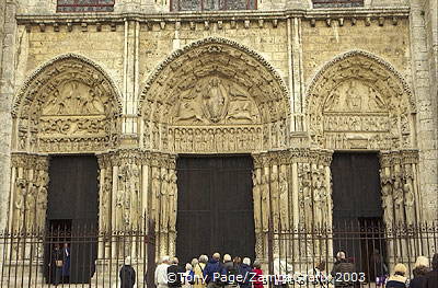 Chartres-Cathedral-Tympanum_Fr_0676.jpg