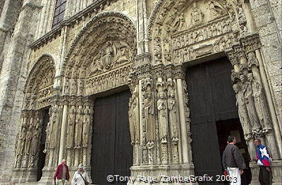 Chartres-Cathedral-West-Facade_Fr_0707.jpg