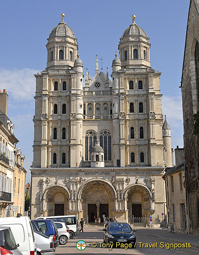 Eglise St. Michel at Place St. Michel 
