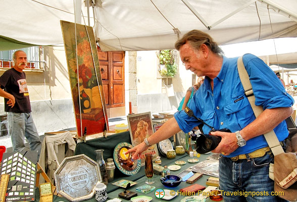 Santo Spirito market - Tony saw something he liked
