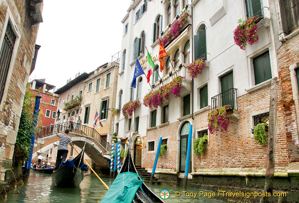 Cruising down the Rio del Ponte dei Sospiri