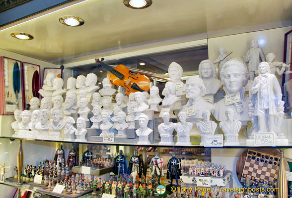 Alabaster busts of famous people and chess sets (1379 besök) Alabaster busts of famous people and chess sets