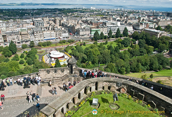 Edinburgh-Castle-Dog-Cemetery_AJP6509.jpg