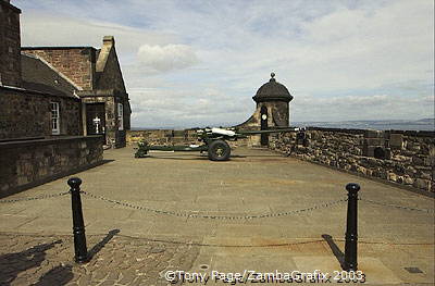 Edinburgh-Castle-One-Oclock-Gun_AJP0063.jpg