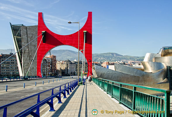 Puente-de-la-Salve-Red-Arches_AJP2923.jpg