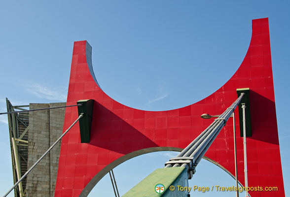Red-Arches-Guggenheim-Bilbao_AJP2931.jpg