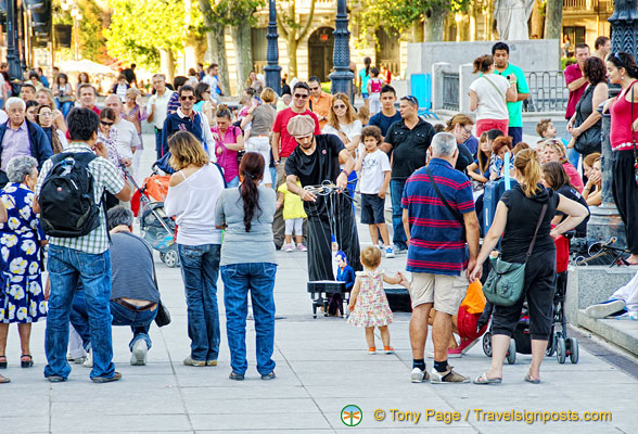 Crowds in the Plaza de Oriente