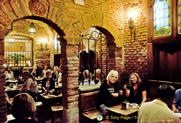 The Mesón Rincón is made of a number of small alcoves