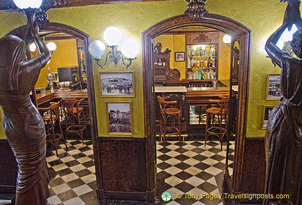 Cafe-Iruna-Pamplona_AJP3134.jpg