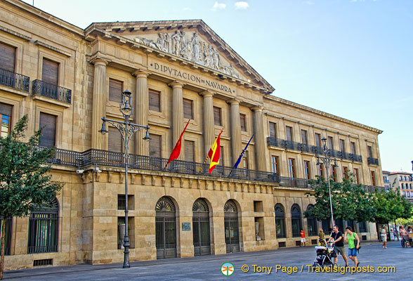 Palace-of-Navarre-Pamplona_AJP3163.jpg