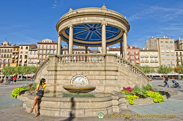 Plaza-del-Castillo-Pamplona_AJP3155.jpg