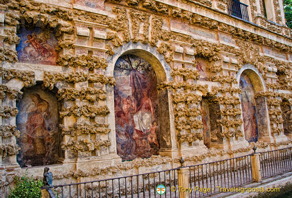 Rustic style triumphal arches whose niches are filled with mythological paintings