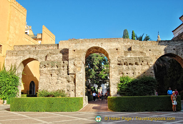This large wall separates the Patio del Léon and the Patio de la Montería